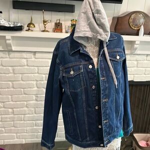 Men’s denim jacket with hood in Med no tag💙